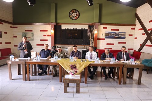 VALİ ARSLANTAŞ MUHTARLARLA BİR ARAYA GELDİ